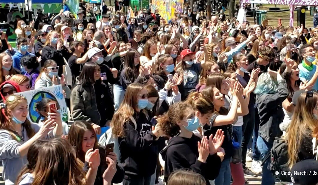 foule de jeunes devant la scène de la Marche Monde