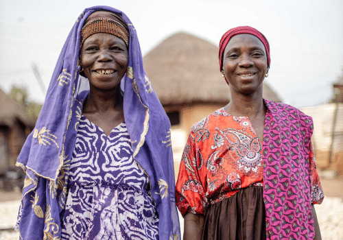 une femme et trois hommes qui font de l'agriculture