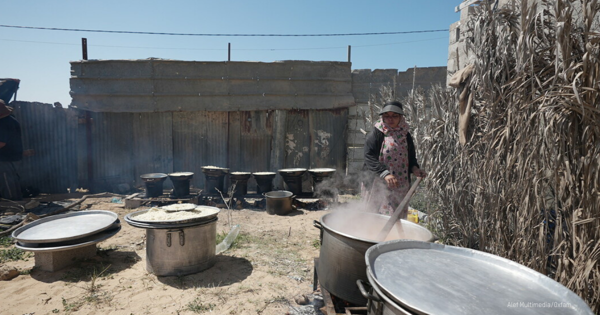 femme qui cuisine à l'extérieur