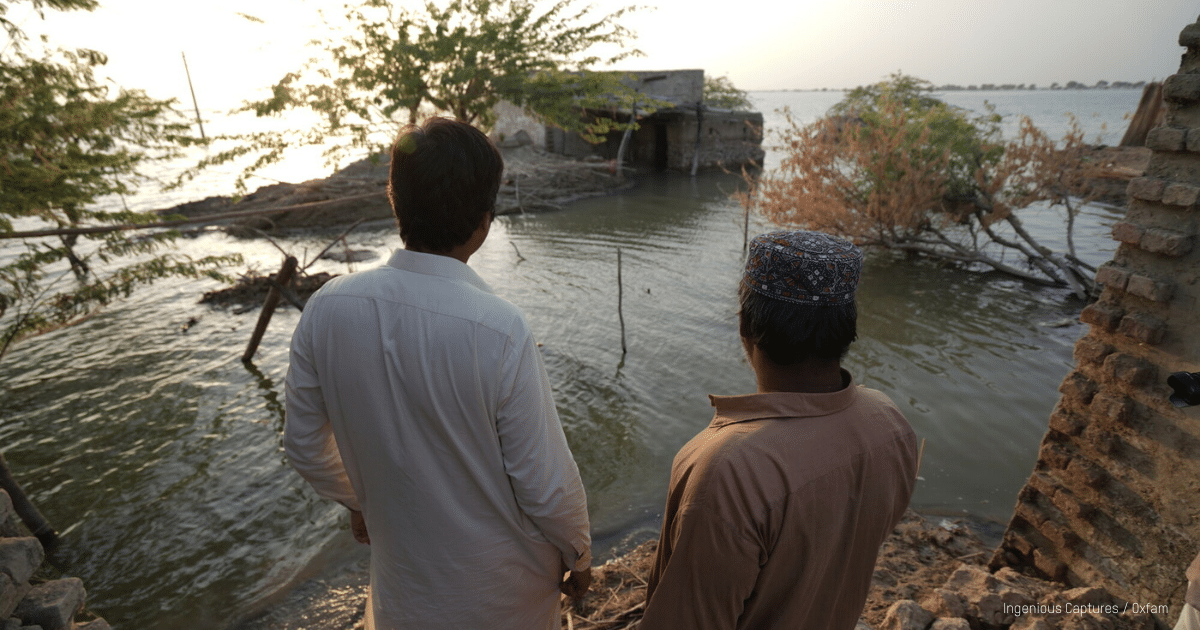 Villageois regardant les inondations dans leur village