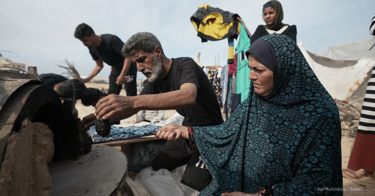 un homme et une femme de Gaza qui cuisinent dans un camp de réfugiés