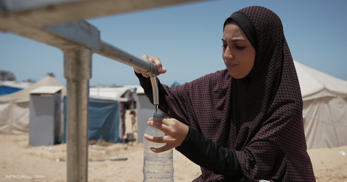 femme qui verse de l'eau dans une bouteille à Gaza