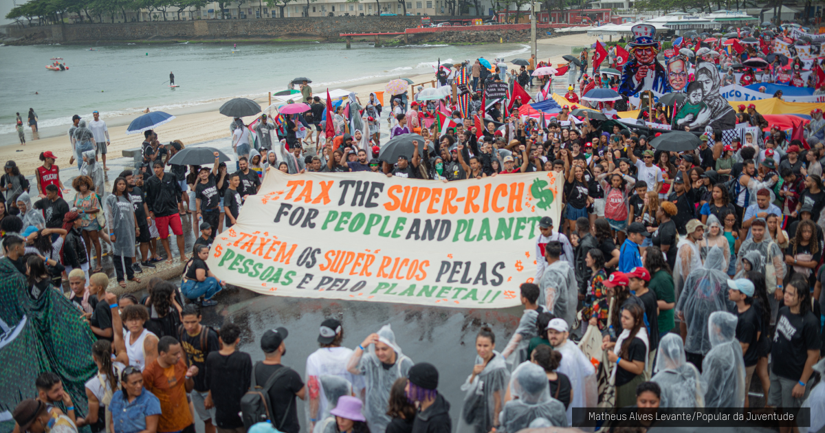 photo de manifestation te taxer le splus riches, au brésil G20