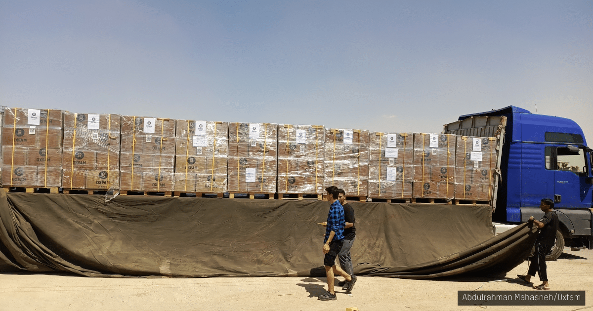 camion bleu avec aide humanitaire au gaza