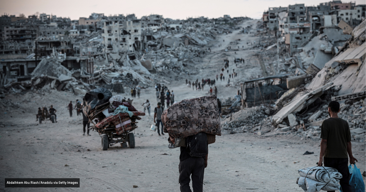 Population qui retourne à Gaza avec ses affaires au milieu des ruines