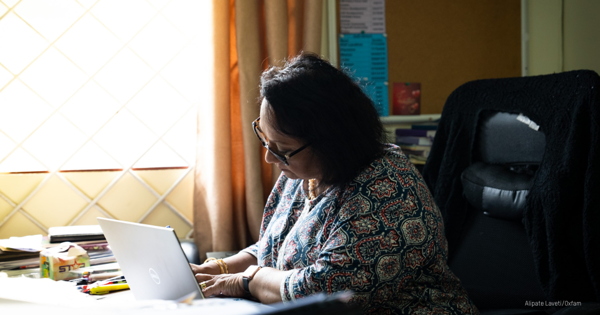 femme qui travaille dans un bureau avec un ordinateur