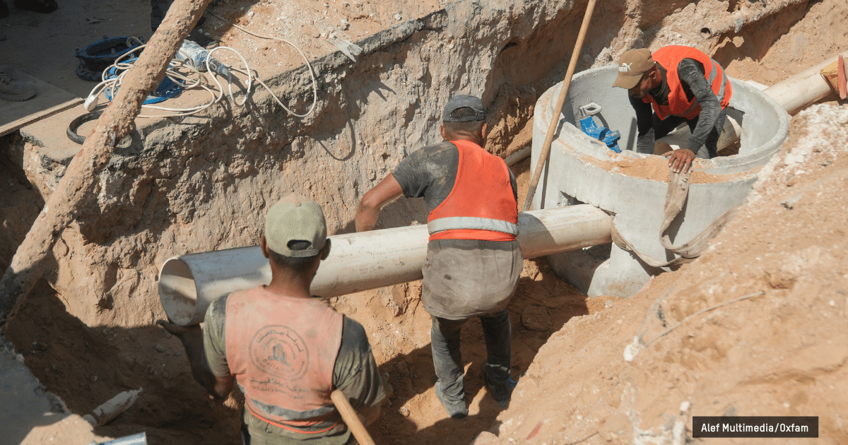 travailleurs qui réparent des problèmes avec les conduites d'eau à Gaza