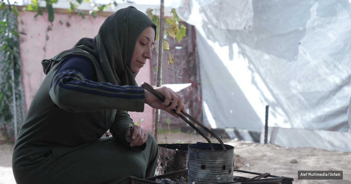 femme qui cuisine dans un camp de réfugiés à Gaza
