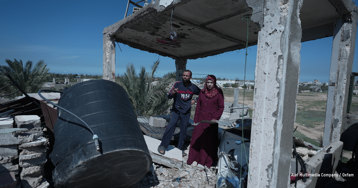 un homme et une femme qui se trouvent dans les ruines à Gaza