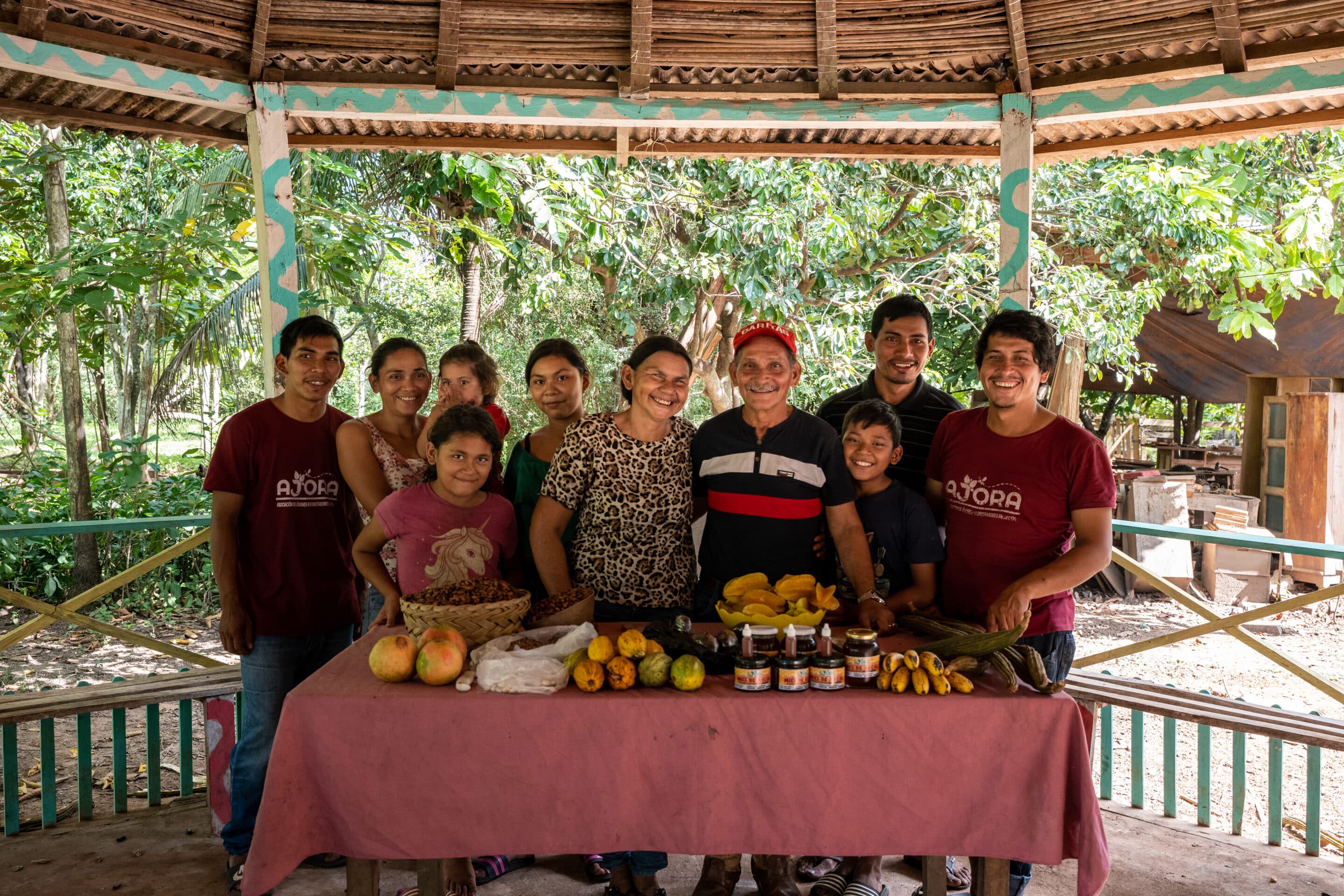 La familia Peña Cortés con los productos de su parcela agroforestal une famille d'agriculteurs et agricultrices en Bolivie