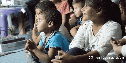 Palestine-communaute-bedouine-des-jeunes-visionnent-des-videos-500x250-1