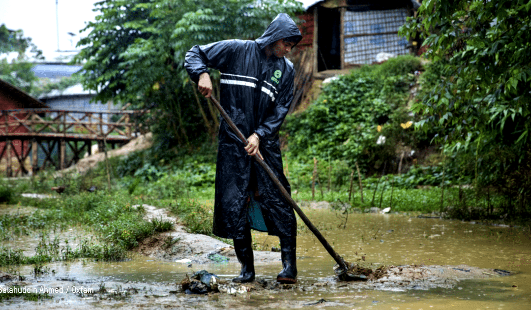 une personne évacue les débris d'une zone inondable