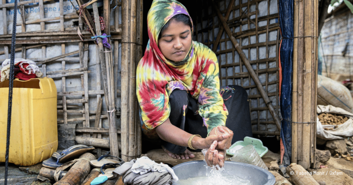 Bangladesh - femme qui se lave les mains dans un camp de personnes réfugiées