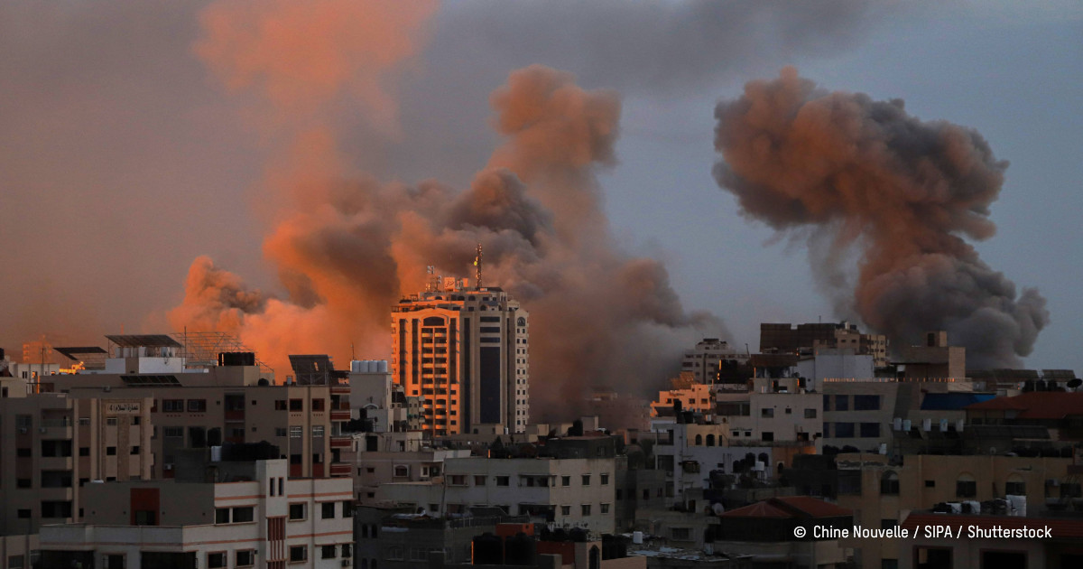 Bâtiments de Gaza dans la fumée de bombardements