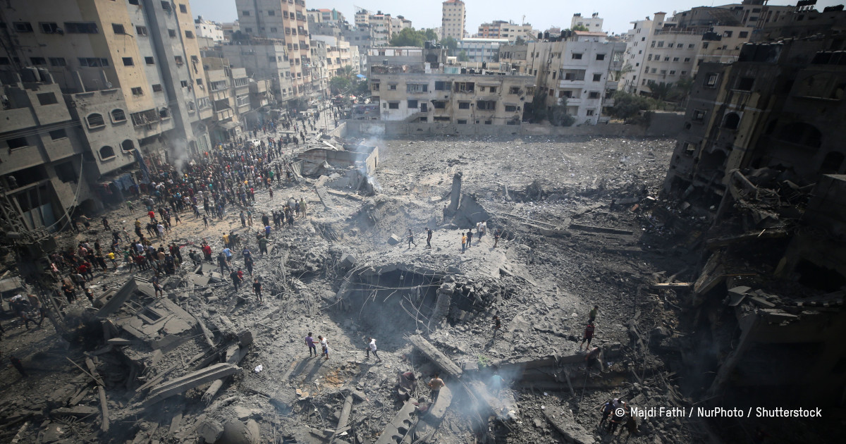 population palestinienne inspectant les dégâts après un bombardement israélien