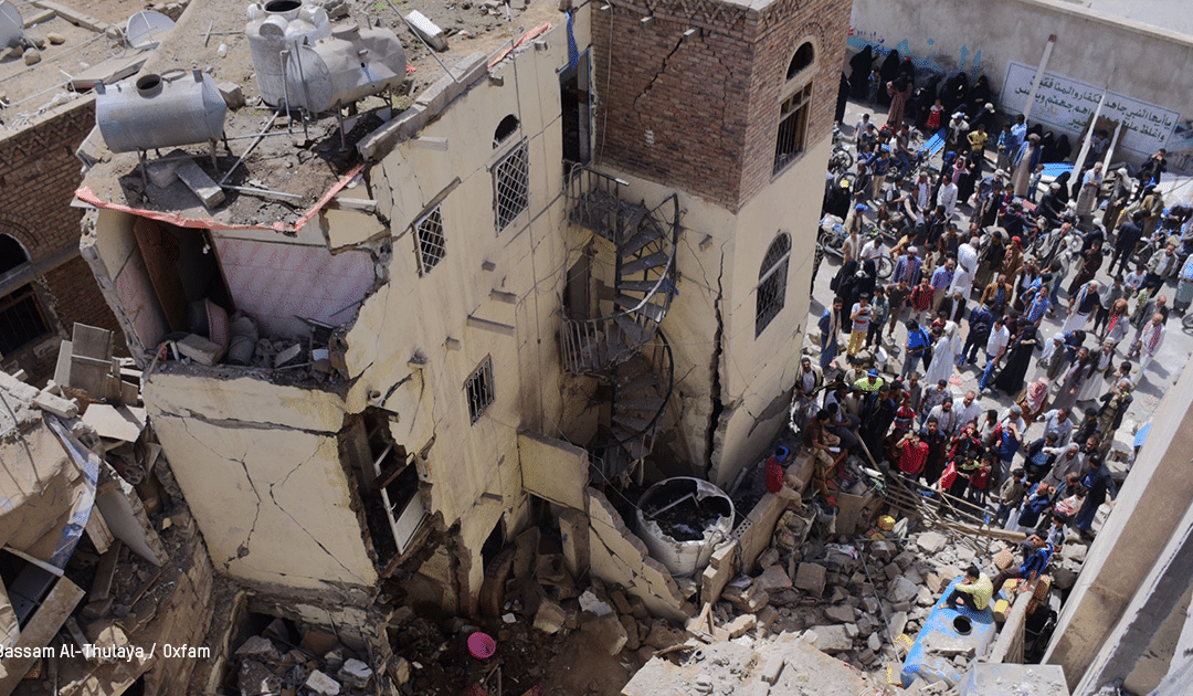 maisons détruites après des raids aériens au Yémen