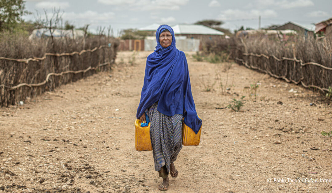 Une femme éthiopienne porte des bidons d'eau