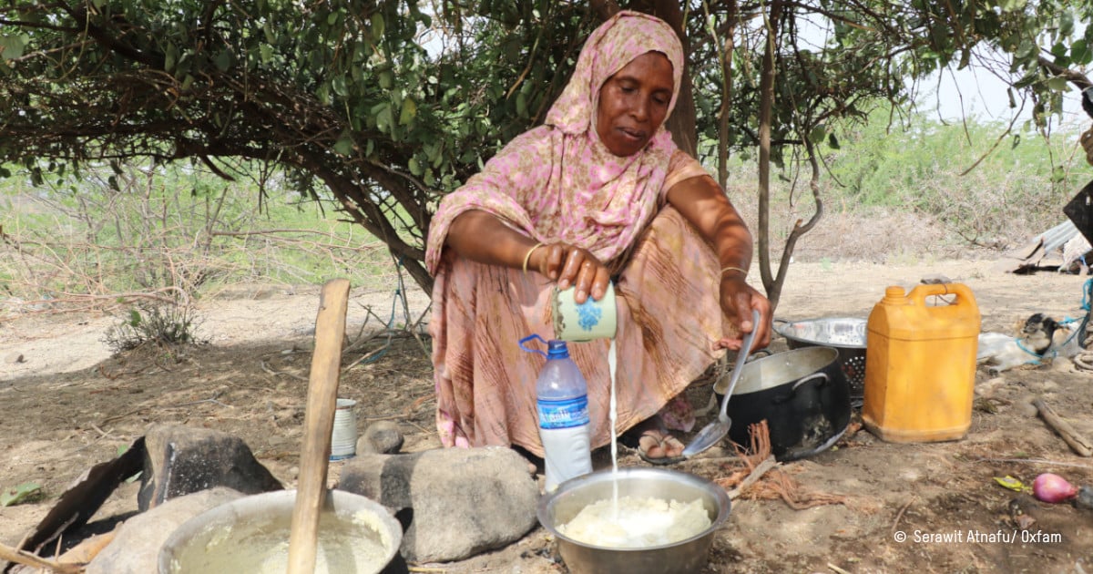 Une femme éthiopienne prépare un repas