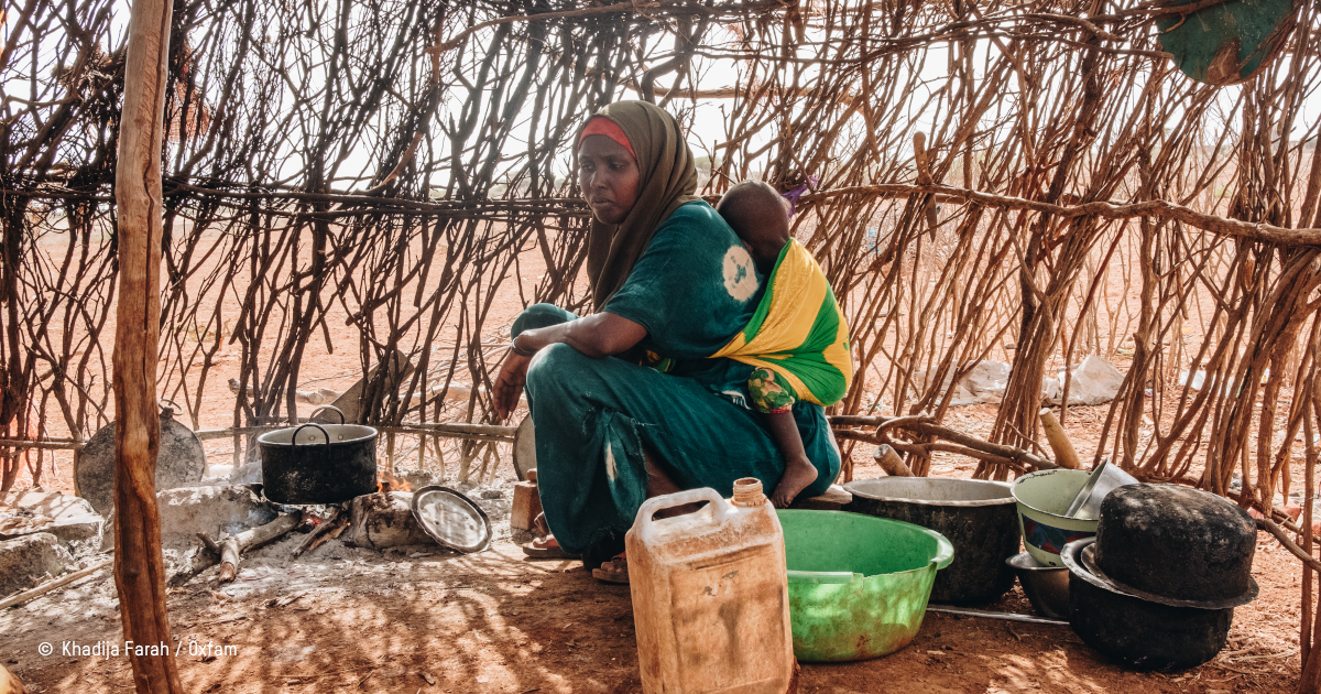 une mère et son enfant au Kenya en pleine sécheresse