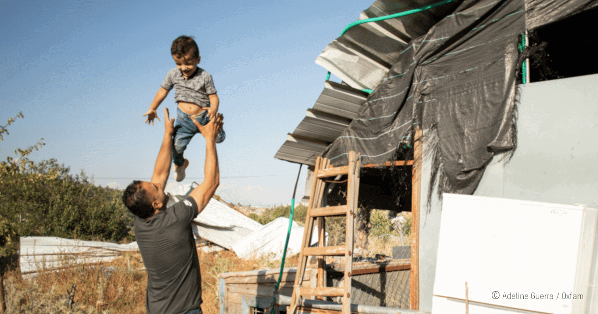 un pere palestinien avec son fils