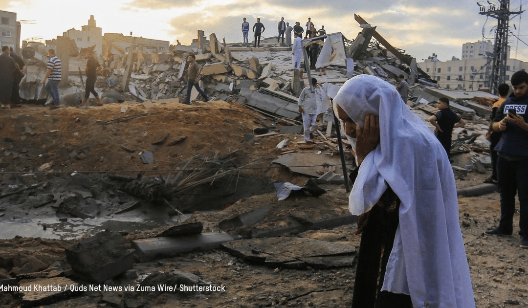 Une personne se désole en voyant les ruines causés par des bombardements aériens à Gaza