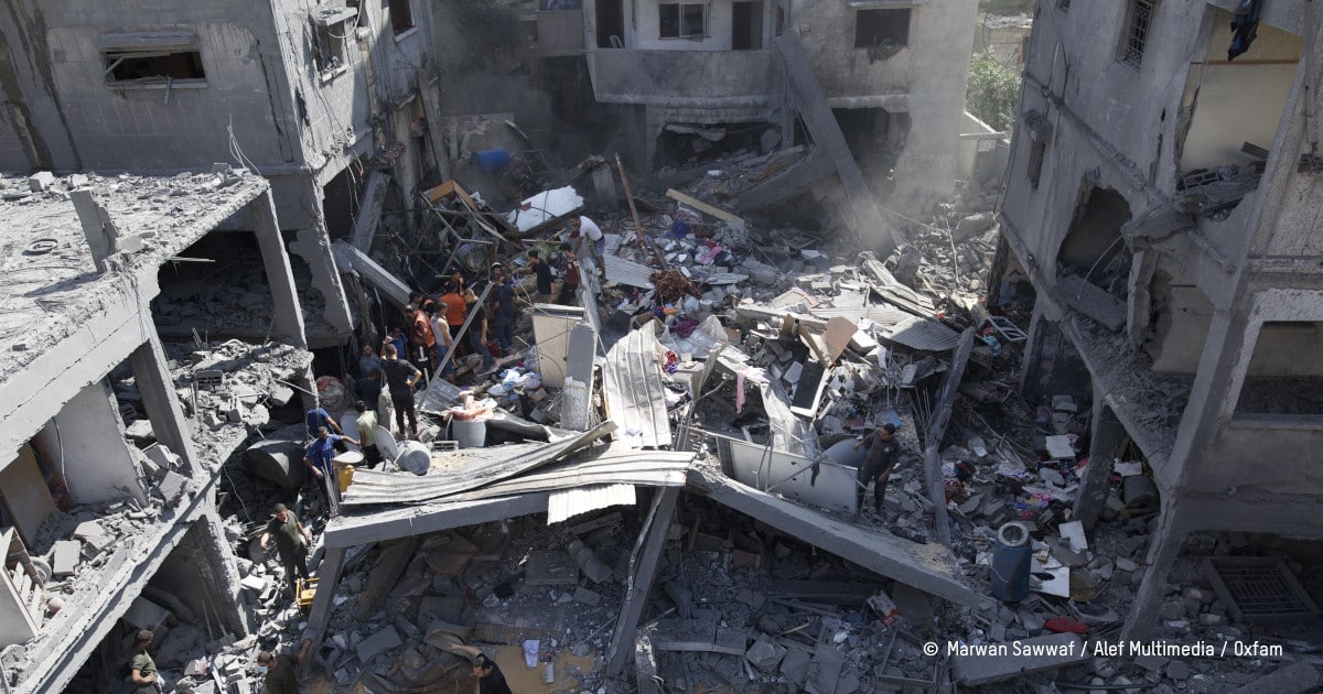 secours palestiniens dans un quartier bombardé
