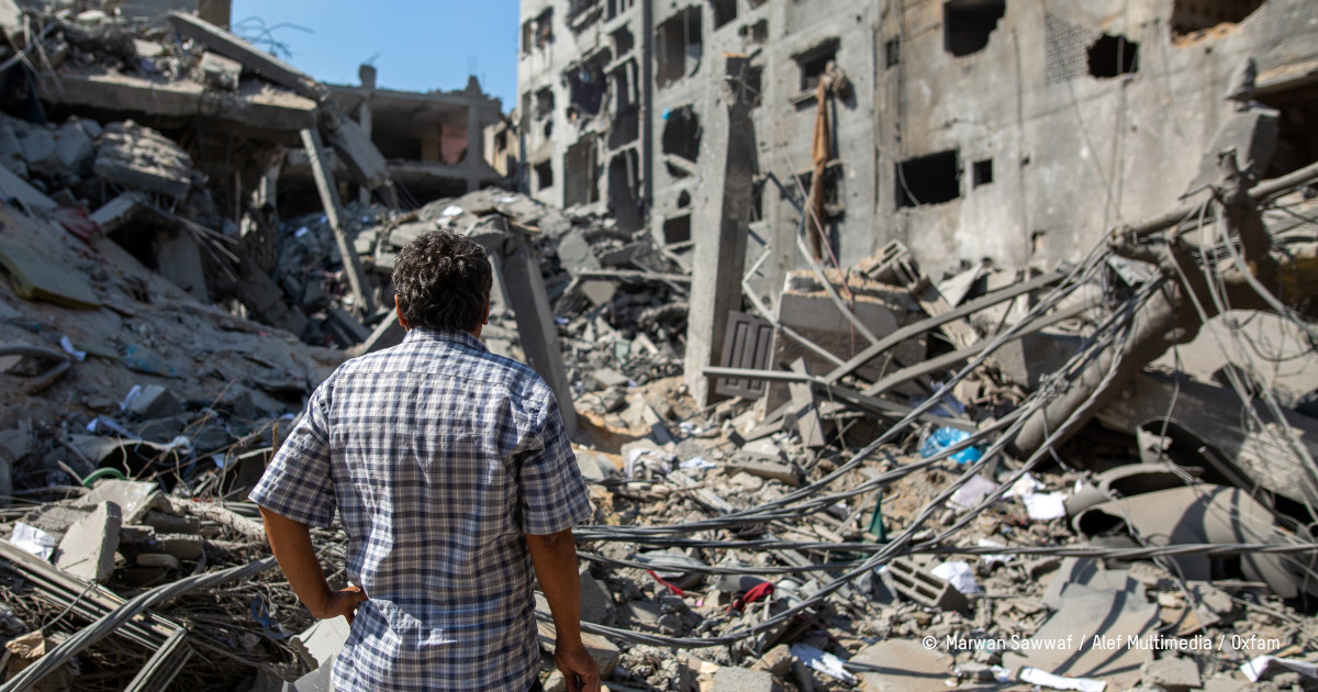 Palestinien devant sa maison détruite