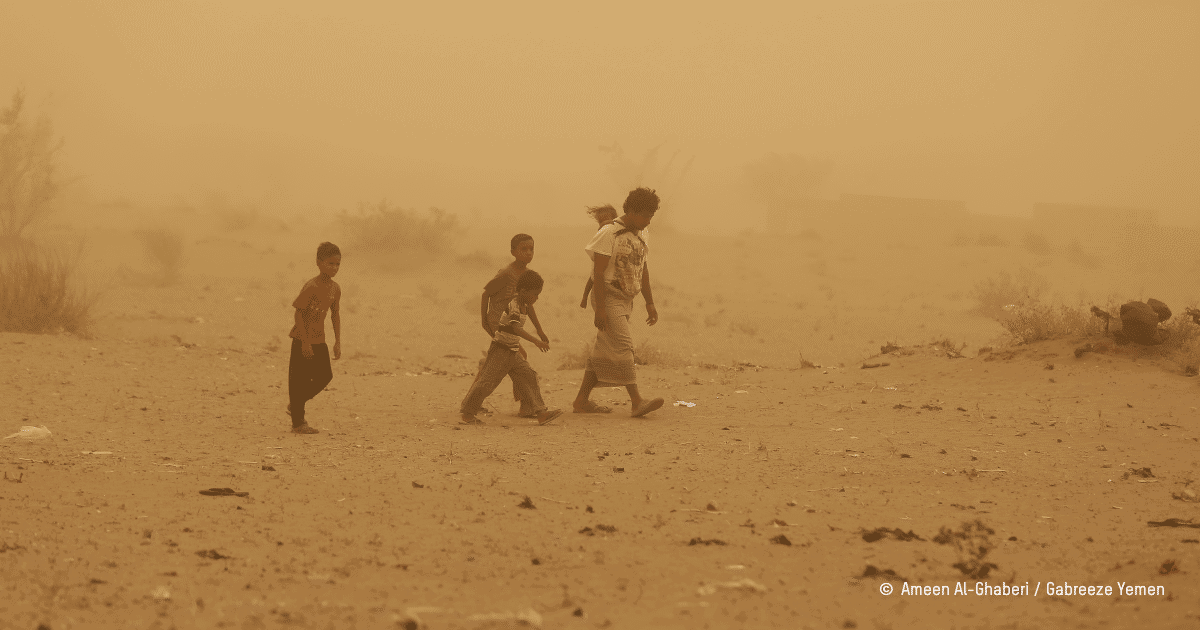 Une famille fuit les conflits à Hodeidah à tracers une tempête de sable
