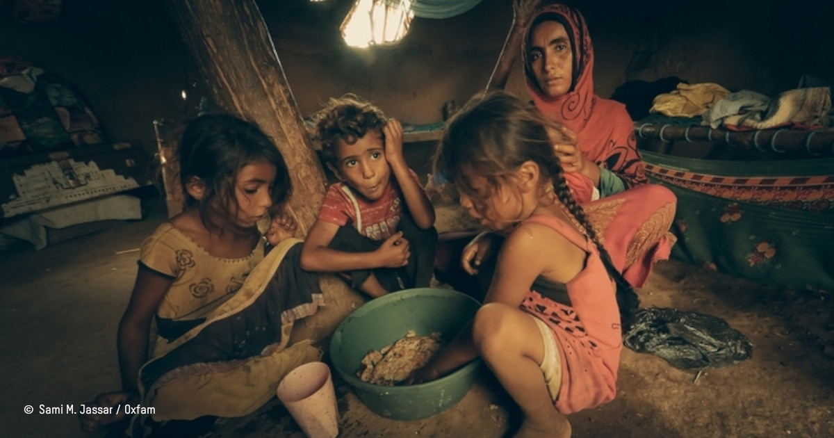 famille yéménite mangeant du pain