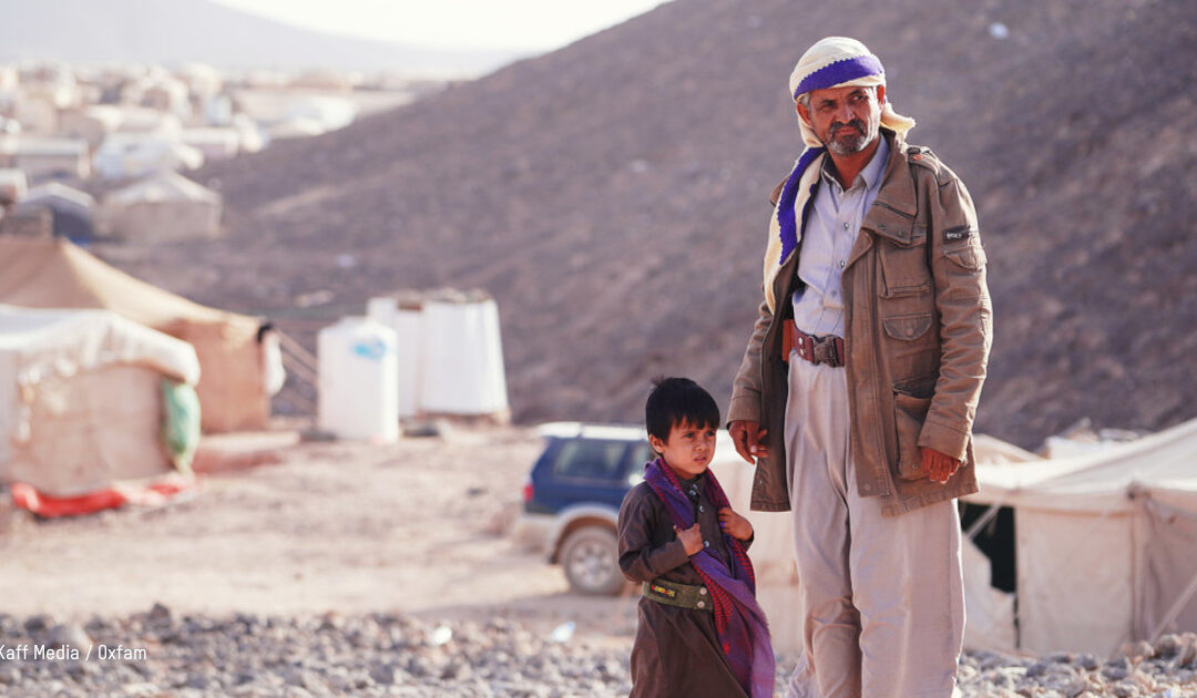 Un père et son fils dans le camp Alswidan, au Yémen